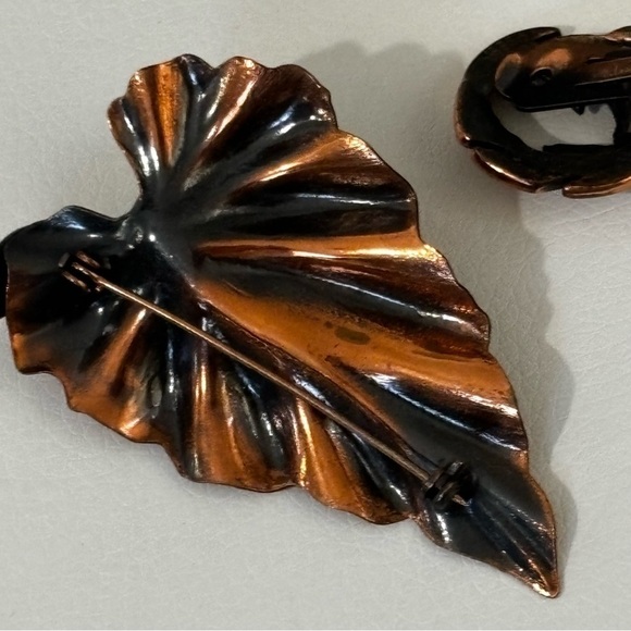 Vintage copper tone brooch and Avon clip on earrings - Picture 5 of 9